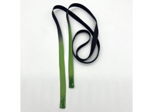 Шнур 13 мм плоский Градиент с декоративным наконечником Черный/Травяной 130 см (шт)